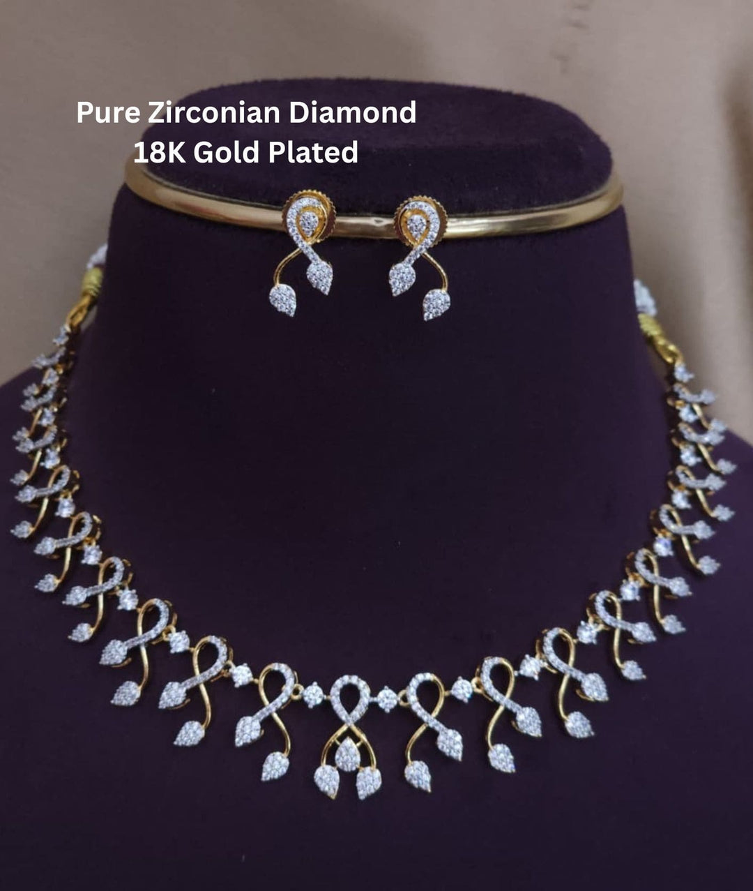 Jewelry set with necklace, earrings gold plated