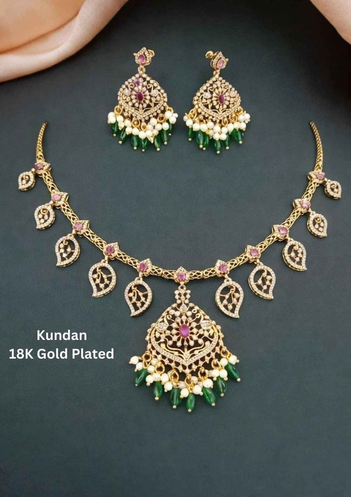 Gold-plated necklace and earrings with Kundan design 