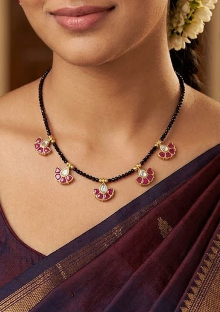 Kundan Kemp Gold Plated Mangalsutra Model Pic