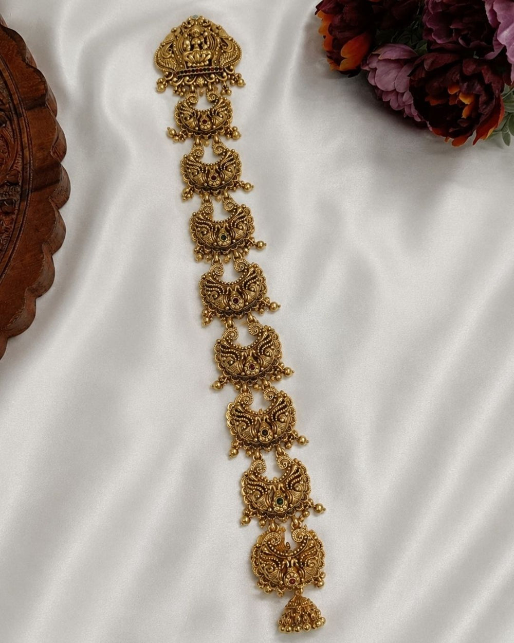 Beautiful Lakshmi Peacock gold plated Jada Billalu featuring intricate temple-inspired craftsmanship, antique finish, detailed peacock motifs, and traditional South Indian artistry. Perfect for bridal hairstyles, weddings, festivals, Bharatanatyam, Kuchipudi performances, and premium gifting.