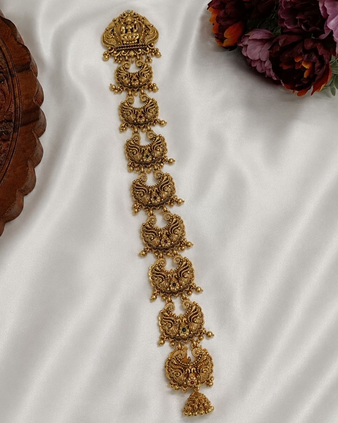 Beautiful Lakshmi Peacock gold plated Jada Billalu featuring intricate temple-inspired craftsmanship, antique finish, detailed peacock motifs, and traditional South Indian artistry. Perfect for bridal hairstyles, weddings, festivals, Bharatanatyam, Kuchipudi performances, and premium gifting.