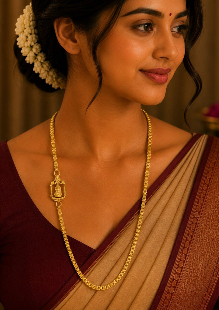 A south indian woman wearing a 18K gold plated thalli chain featuring a beautifully crafted Lakshmi swing pendant with an elegant traditional finish. Ideal for weddings, festivals and daily traditional wear.