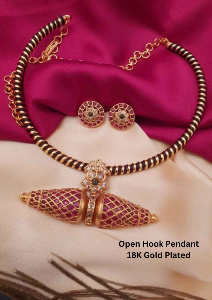 Open Hook Kemp Kante Necklace