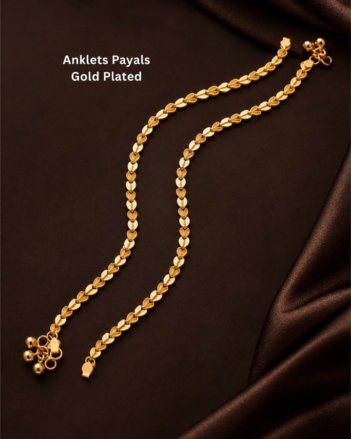 Beautiful gold plated payals featuring an intricate leaf-pattern chain with polished detailing and traditional ghungroo embellishments. Perfect for weddings, festive occasions, traditional wear, bridal styling, parties, and gifting.