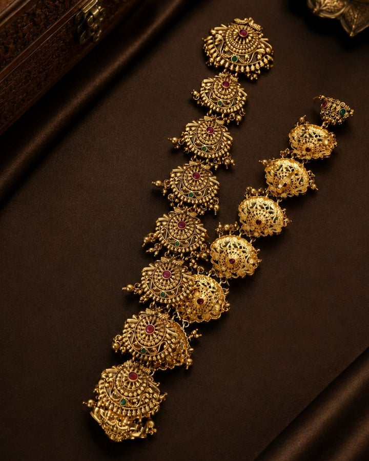 Beautiful antique temple gold plated Jada Billalu featuring intricately handcrafted traditional medallions, ruby and green stone detailing, and classic South Indian artistry. Perfect for bridal hairstyles, weddings, festivals, Bharatanatyam, Kuchipudi performances, and premium gifting.
