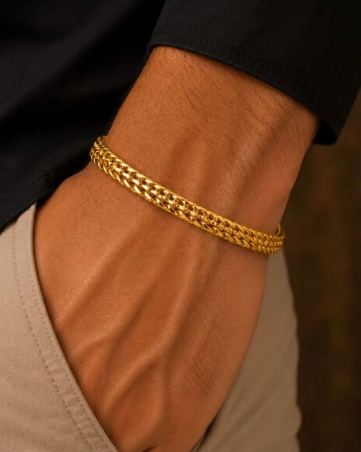Close up offer for south indians mens wearing hand bracelet A gold-plated men&
