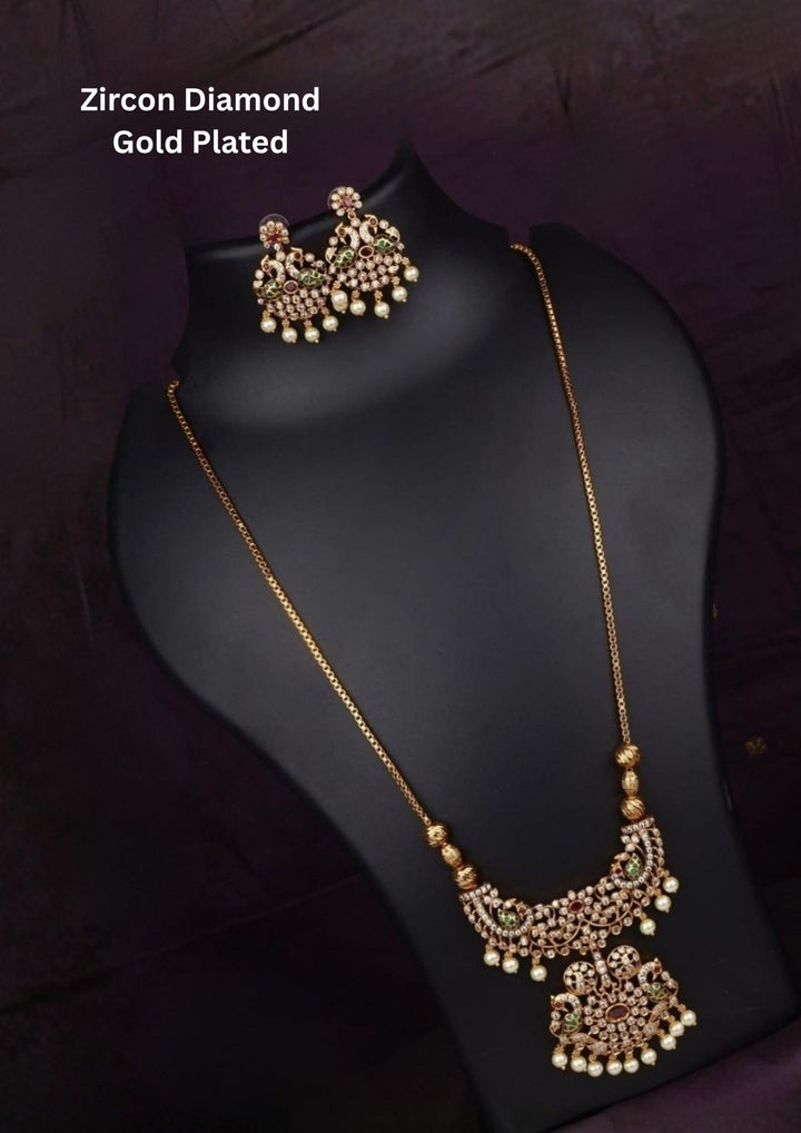 The necklace chain features an intricate, openwork link pattern. It is made up of a repeating series of tiny, curved gold wire loops and leaf shapes. Every single link is densely encrusted with micro-pave white zircon stones that mimic the shimmering look of a real diamond strand.
