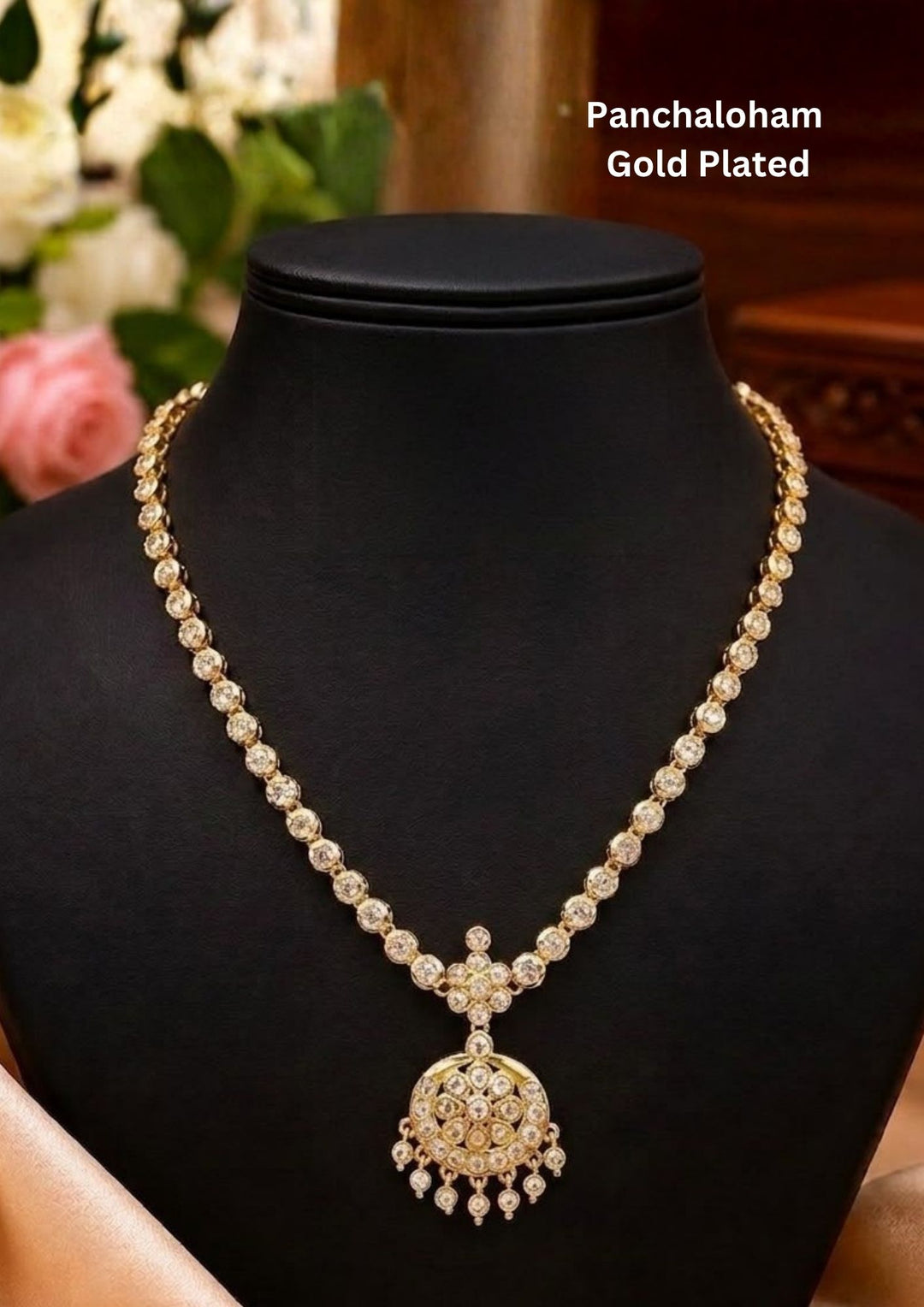 It is a gold plated panchaloham necklace designed with white pearls in a circle shape and flower design in the middle and it is linked with chain that is designed with inks model and it is completed with the flower shaped locket with gold beads hangings. Its is perfect for functions, events, and gift purpose and it is also a anti fade colour , sweat proof.