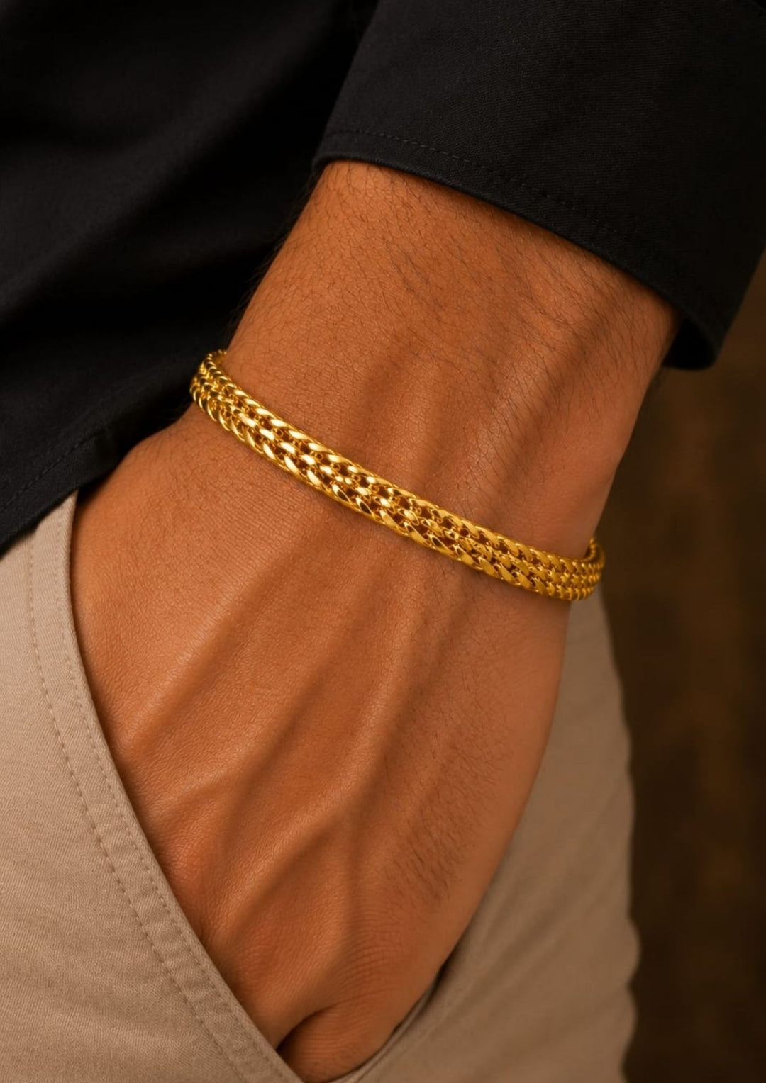 Close up offer for south indians mens wearing hand bracelet A gold-plated men&