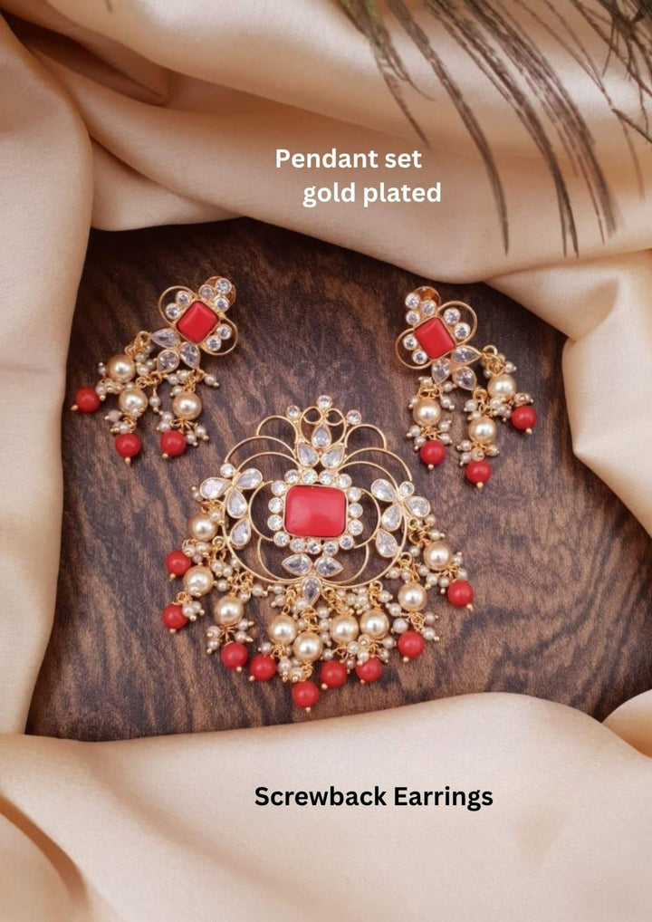 Kundan Gold Plated Pendant with Screwback Earrings g101150