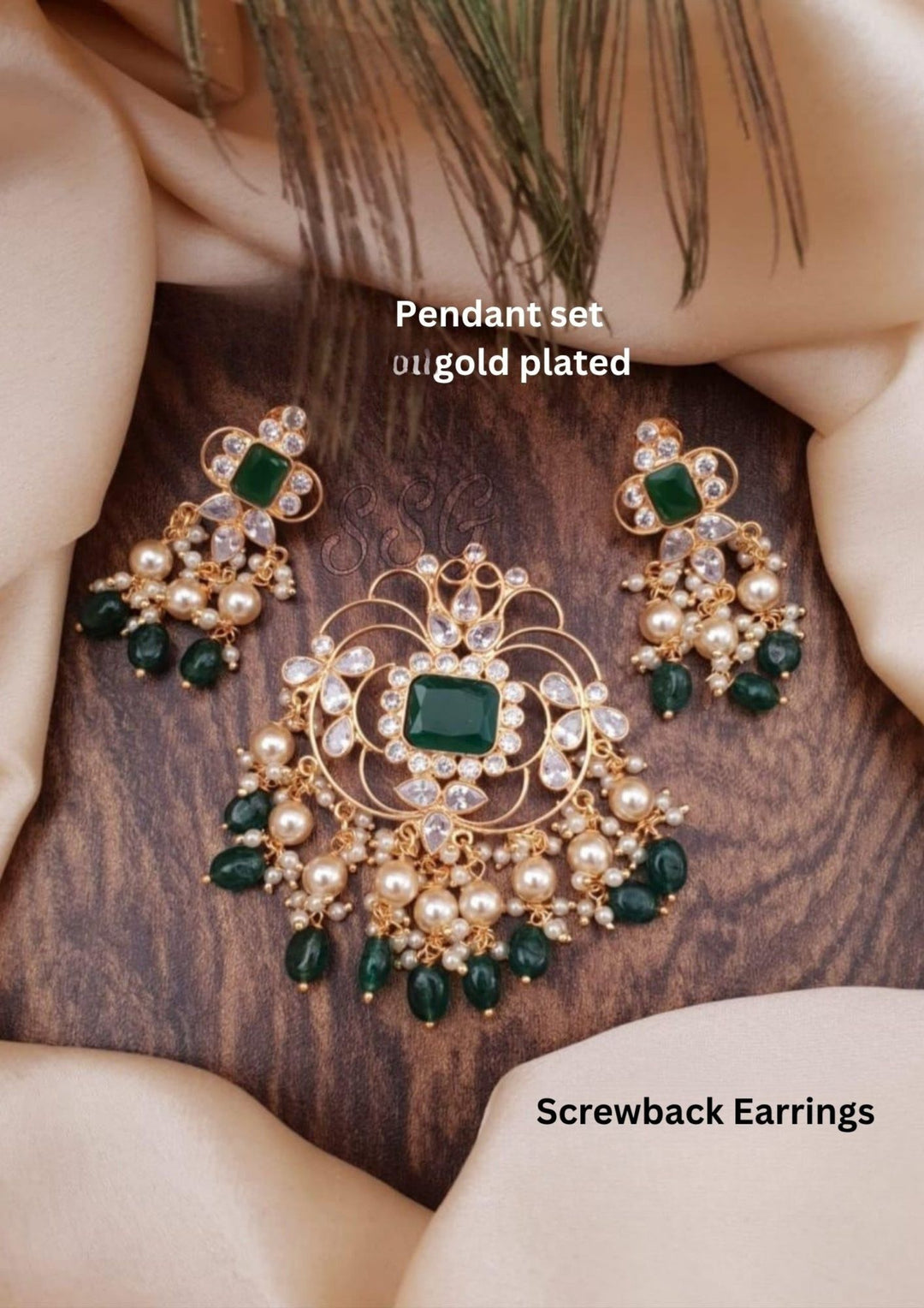 Kundan Gold Plated Pendant with Screwback Earrings g101150