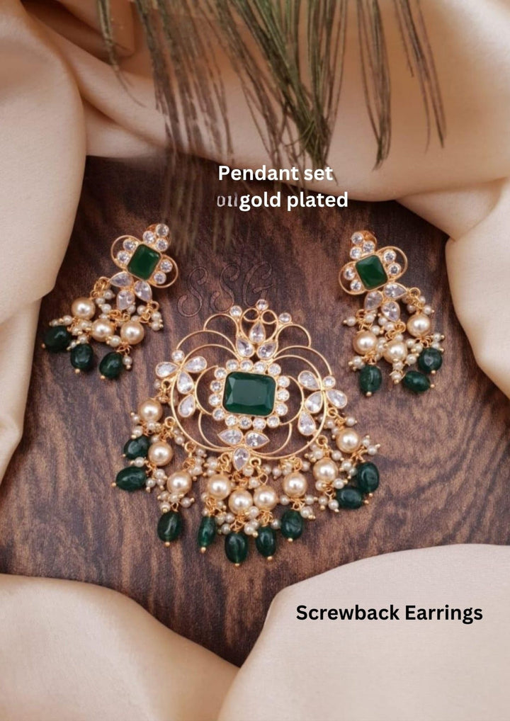 Kundan Gold Plated Pendant with Screwback Earrings g101150