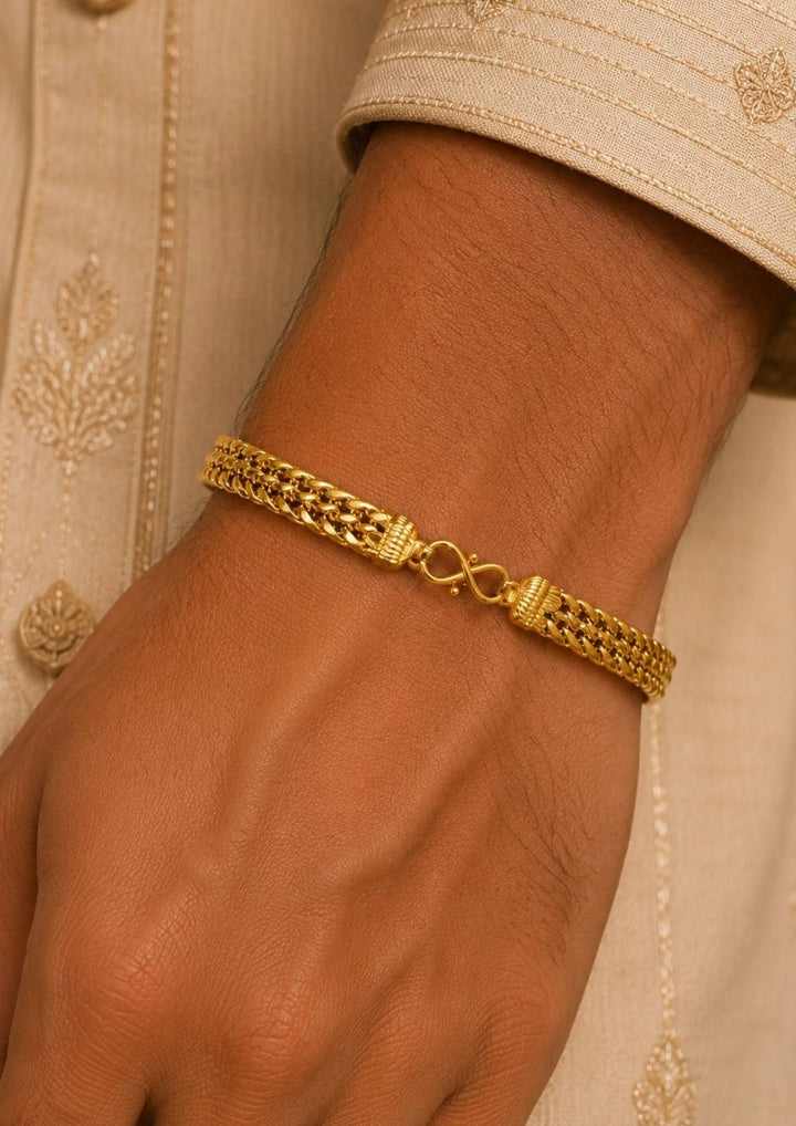 Close up offer for south indians mens wearing hand bracelet A gold-plated men&